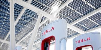 Tesla køber sig ud af konflikt i Sverige