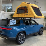 Rivian R1S telt