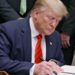 Trump underskriv