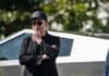 Elon Musk tjener 2,5 mio. gange mere end en Tesla-medarbejder tesla-ejere sagsøger musk