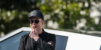 Elon Musk tjener 2,5 mio. gange mere end en Tesla-medarbejder tesla-ejere sagsøger musk