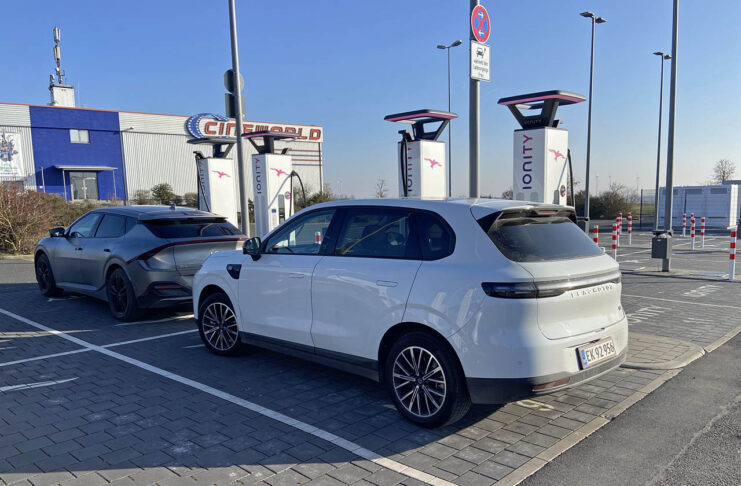 Til alperne i billig elbil i vinterkulde - sådan gik det