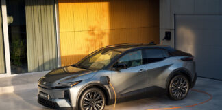 Toyota lokker med tre års gratis opladning