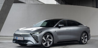 Ny lav og sportslig elbil er den hidtil mest velkørende fra Kina