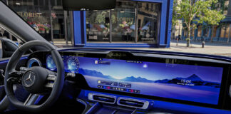Tæt på Mercedes’ nye giga-skærm