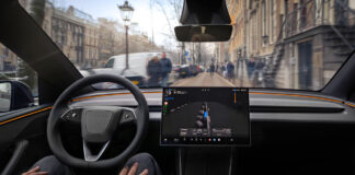 Første selvkørende Tesla lanceres i Europa tesla selvkørende