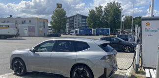 På langtur i hurtigladende elbil - man når knapt at tisse