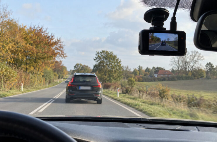 Har du dashcam i bilen: Pas på med at lægge klip op på Facebook